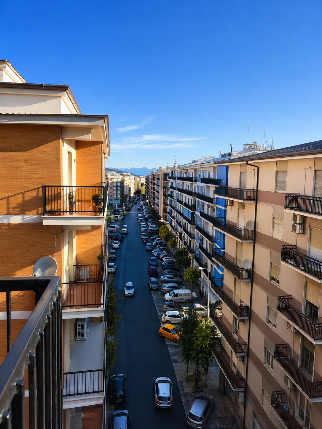 Vista dall'alto dal balcone del sesto piano su Via delle Medaglie d'Oro, Cosenza