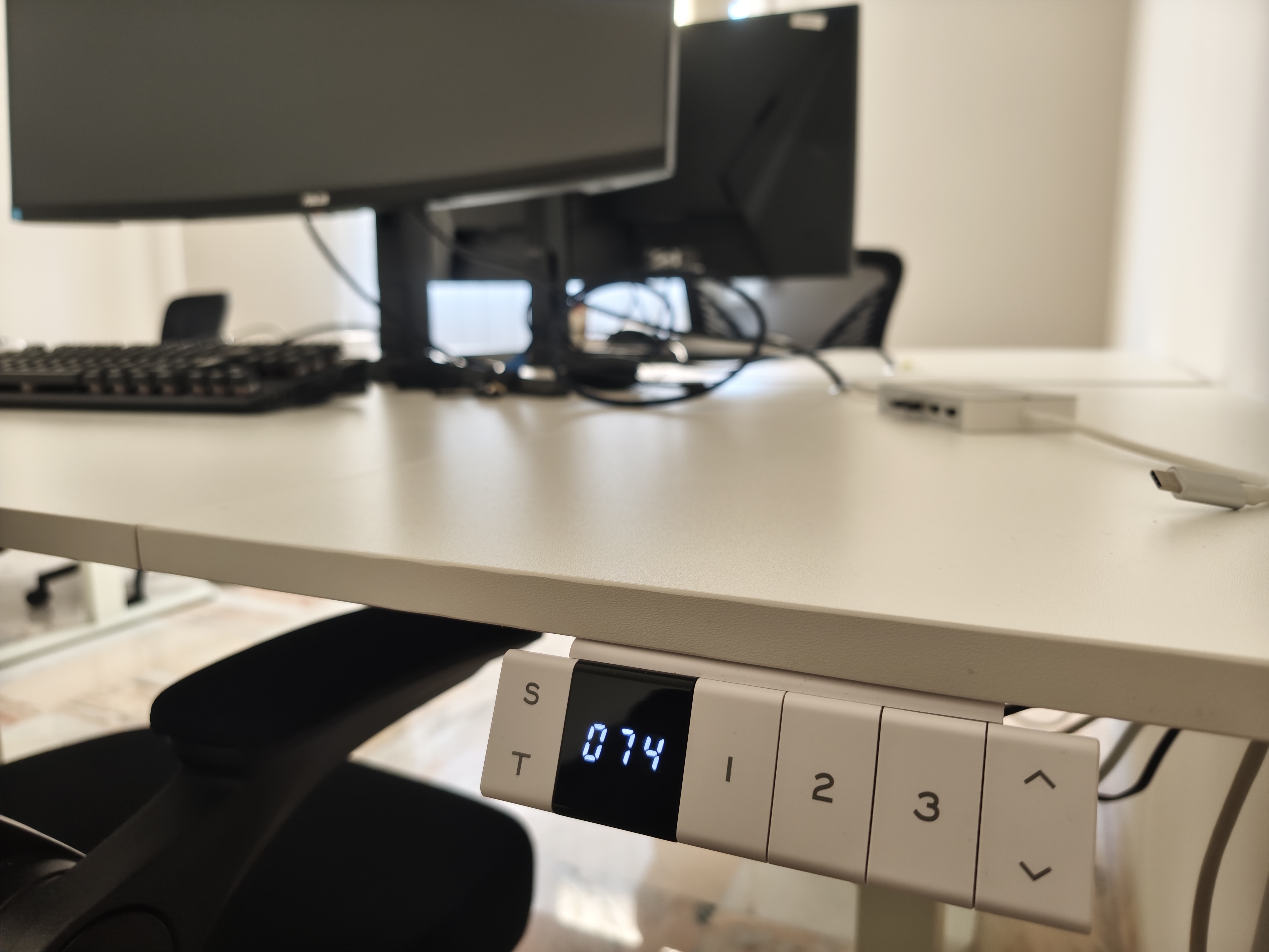 Pannello di controllo elettromeccanico della scrivania regolabile in altezza con display digitale e preset memorizzabili, presso il coworking Reengineering Nexus a Cosenza