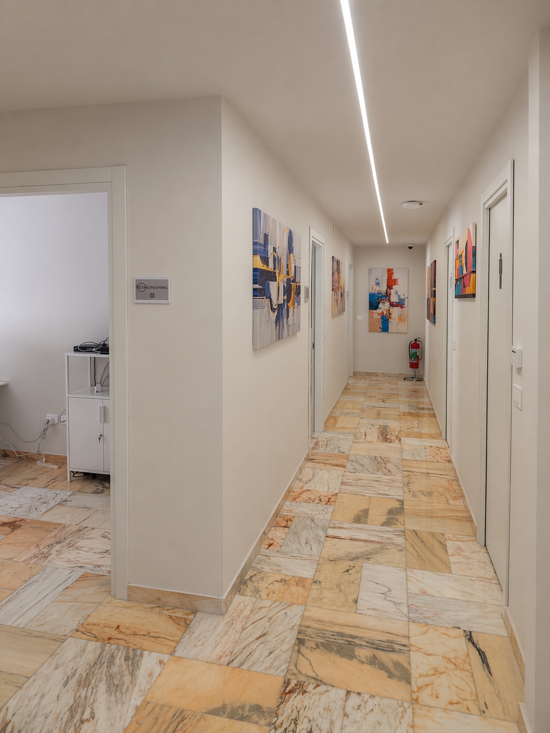 Corridoio con illuminazione LED lineare a soffitto e pavimento in marmo