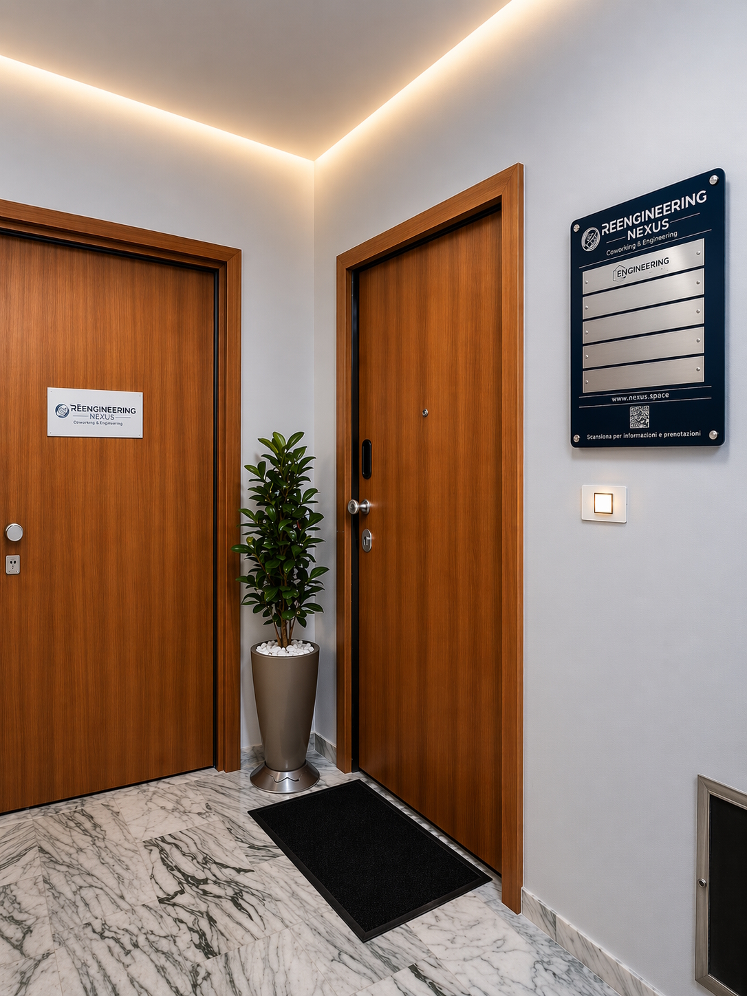 Ingresso del piano con targa modulare tenant, porte in legno e pavimento in marmo bianco